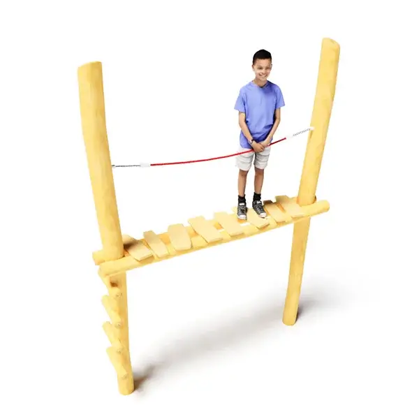 Spielplatzgerät Absturzsicherung Schema: Handlauf; eine schmale Brücke aus Stämmen zwischen zwei Pfosten, ca. 1,5 m über dem Boden. darauf ein stehender Bub, in Hüfthöhe ein rotes, waagrechtes Halteseil