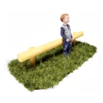 Anlehnbank aus einem Robinien-Stammrahmen für Kindergartenkinder. Eine Kind lehnt sich gegen den Querstamm