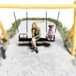 Eltern-Kind-Schaukel parallel; Detailansicht auf den Schaukelsitz "Ines und Hugo" in der Mitte sitzt eine Frau, rechts danaben ein Klind im verbundenen Kleinkindersitz