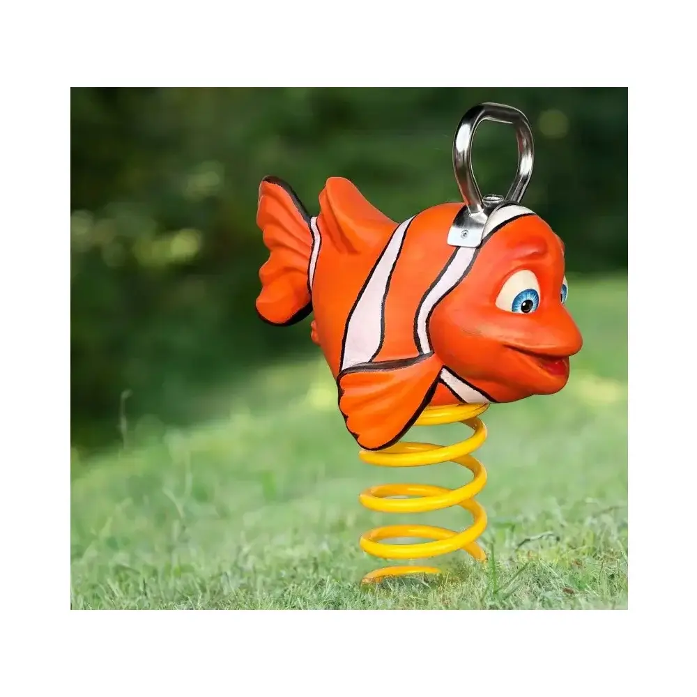 Foto: geschnitzes und bemaltes Federwipptier Clownfisch mit gelber Feder auf Wiese stehend.