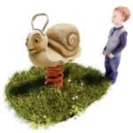 Visualisierung Federwipptier in Form einer großen Weinbergschnecke mit roter Schwingfeder. Ein Kind geht von hinten auf das Spielgerät zu.
