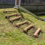Hangsicherung bzw. Stufen aus Robinienknüppeln an einem kleinen Hügel. Ansicht annähernd Isometrisch fotografiert
