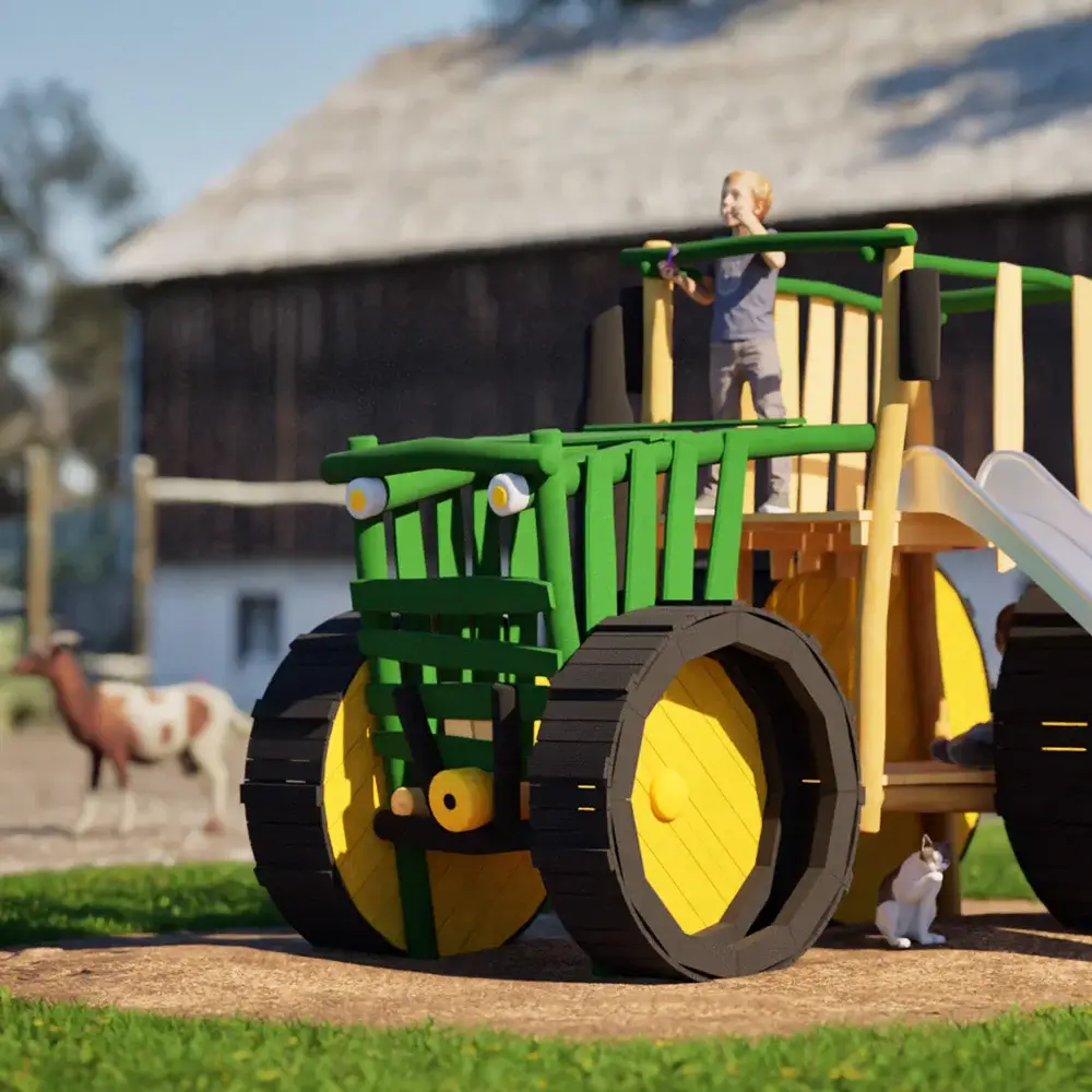 Spielgerät Traktor aus Robinienholz auf einem Ferienbauernhof. Im Hintergrund ein Stallgebäude und eine Ziege. Unter dem Holztraktor sitzt eine Katze. Kinder spielen auf dem Gerät