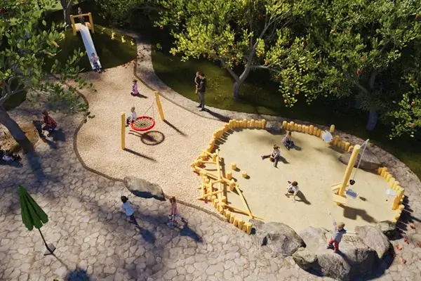 Kindergarten-Spielplatz-Szene aus der Vogelperspektive. ein großer Sandspielbereich, eingefasst mit niedreigen Palisaden, darin einige Sandspielgeräte. ein kleines Klettergerüst als Verbindung zum Hackschnitzelgefüllten nebenbereich. Dort eine Mini-Nestschaukel und im Hintergrund ein Hügel mit einer Hangrutsche. Alles umgeben von einem NAturstein-Pflasterweg in einem länglichen Garten mit Apfelbäumen