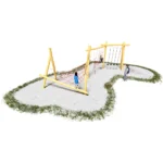 Schmales Klettergerüst Gecko aus Robinienstangen mit verschiedenen Netzen, Seilen und Hangelmöglichkeiten.