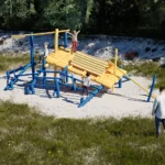 3D-Konzept-Rendering der Spielanlage Isarfloss mit Dach auf Fallschutzkies von Wiese umgeben nahe einer ehemaligen Flussböschung