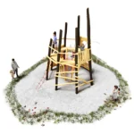 Spielturm aus Robinienholz, thematisiert als Vulkan. schwarze, leicht schräge gestellte Standpfosten, innenliegend ein umlaufender Steg um den Krater. Im Krater ein rotes Kletternetz als Aufstieg. an allen 8 Außenseiten verschiedene Auf- und Abstiege. hier Seite Klettergerüst und rote Strickleiter im Vordergrund