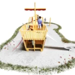 Heckansicht auf Spielschiff Aventura mit Einblick in den Schiffsrumpf, wo Versteckmöglichkeiten und Aufstiegspodeste erkennbar sind