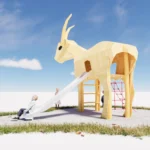 große Holzskulptur in Form eines Steinbocks für Kinderspielplätze zum Bespielen. Ansicht von schräg hinten aus Kinderperspektive. Seitl führt eine Rutsche aus dem Bauch, auf der Gegenüberliegenden Seite befindet sich eine schräge Strickleiter und in das Hinterteil kann man über eine Netz klettern