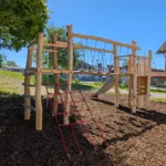 Foto der Robinien-Spielturm-Anlage Duo im Halbschatten auf Fallschutz aus Rindenmulch