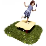 Wackelpodest aus Robinienholz auf drei roten Schwingfedern. Ein Mädchen springt auf der Federplattform herum