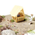 Spielhaus Waldhütte Rückansicht: krummes und wildes Spielhaus aus Robinienholz mit Verkaufstheke.