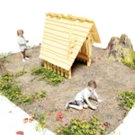 Spielhaus Waldhütte: krummes und wildes Spielhaus aus Robinienholz Ansicht von Vorne-Links